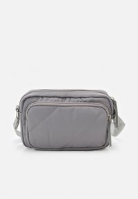 Grå quiltet crossbody taske med to lynlåsrum, glat tekstur, diagonalt stingmønster og stropophæng med løkker.