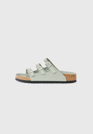 Lichtgroene sandalen met drie verstelbare banden, van suede materiaal, kurken zool en een gestructureerde zwarte rubberen buitenzool. Casual ontwerp en open teen.