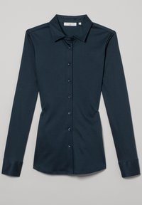 Camicia blu navy a maniche lunghe con bottoni, realizzata in tessuto liscio. Presenta un colletto classico e una leggera brillantezza. I bottoni frontali sono di un blu scuro.