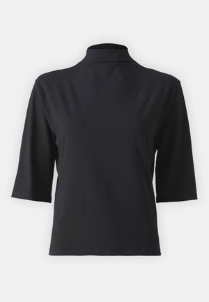 Top nero a maniche corte con collo alto, realizzato in tessuto liscio, caratterizzato da una vestibilità slim e un piccolo logo ricamato in alto a sinistra.