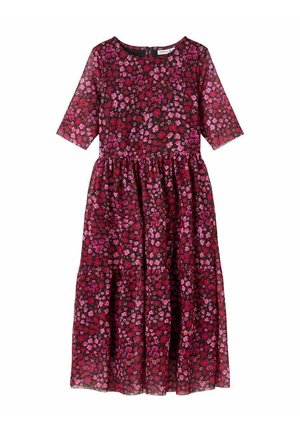Robe rouge longueur genou avec motif floral rose et foncé, manches mi-longues, encolure ronde et taille froncée.
