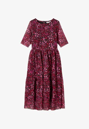 Robe rouge longueur genou avec motif floral rose et foncé, manches mi-longues, encolure ronde et taille froncée.