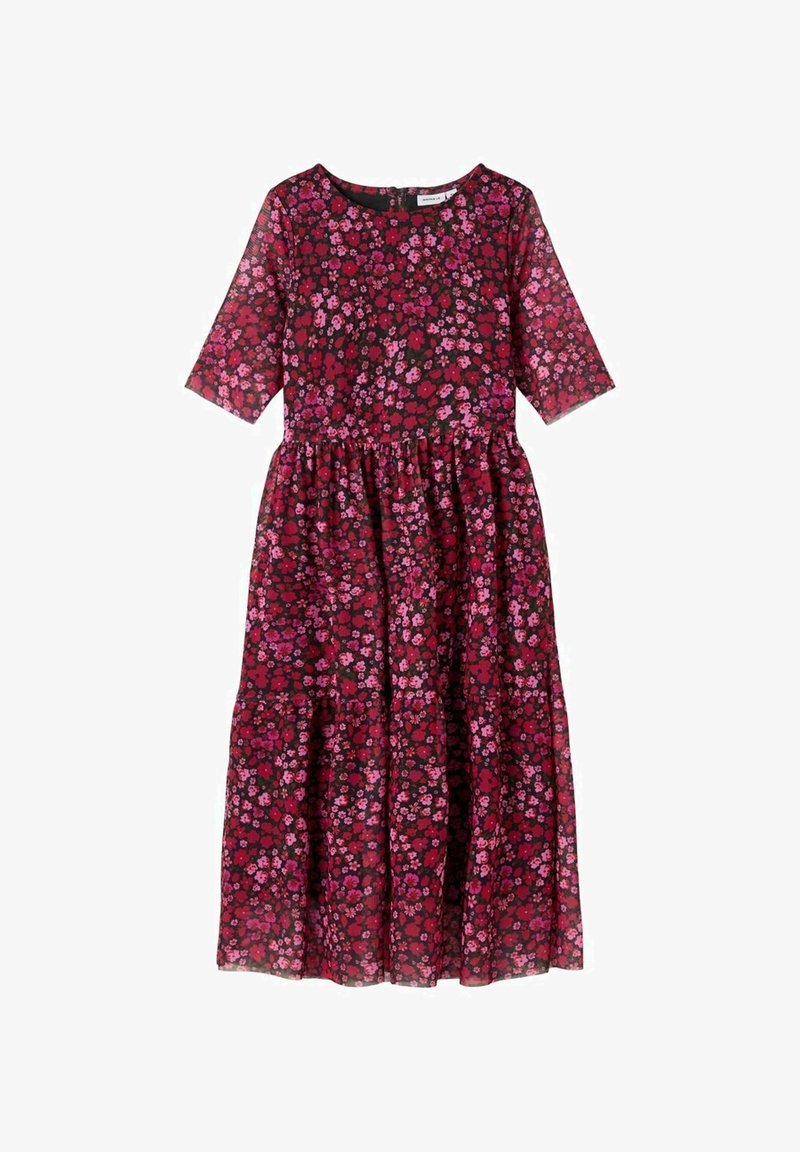 Robe rouge longueur genou avec motif floral rose et foncé, manches mi-longues, encolure ronde et taille froncée.