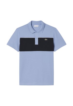 Polo azul claro con una franja horizontal negra en el pecho, mangas cortas y un pequeño logo verde en el lado izquierdo.