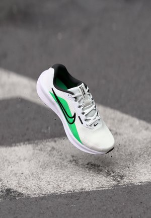 DOWNSHIFTER 13 - Bėgimo batai plentui - white/black/green shock