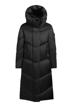 Ilgs melns pūkains mētelis ar ševronu rakstu, kapuci un ar rāvējslēdzējiem kabatām sānos. Gluda, spīdīga tekstūra.