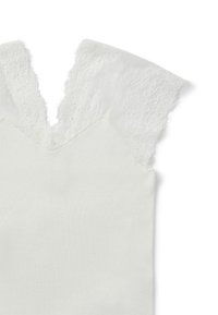 Top bianco con scollatura a V. Presenta dettagli in pizzo sulle cuciture delle spalle. Tessuto morbido con una texture liscia. Vestibilità regolare.