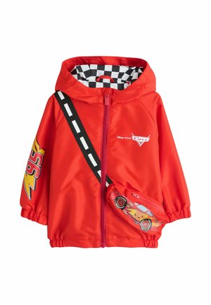 Rød børnejakke med hætte med Cars-logo, ternet for, lyn 95-dekal på ærmet og en Lightning McQueen-formet pung fastgjort.