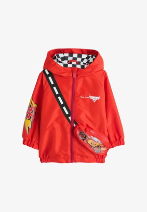 Červená dětská kapucí s logem Auta, kostkovanou podšívkou, obtiskem blesku 95 na rukávu a připojenou kapsou ve tvaru Lightning McQueena.