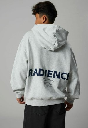 Felpa grigia con una grande stampa blu navy con la scritta "RADIENCE" sul retro, presenta un cappuccio con cordino e polsini e orlo a costine.