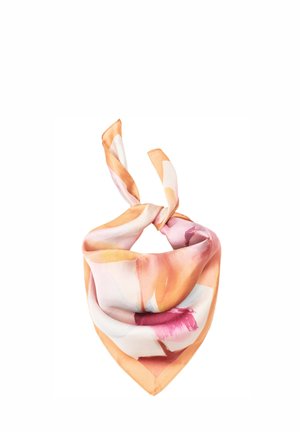 Vierkante zijden sjaal met abstracte oranje, roze en witte aquarelachtige patronen, opgevouwen en in een knoop vastgemaakt.