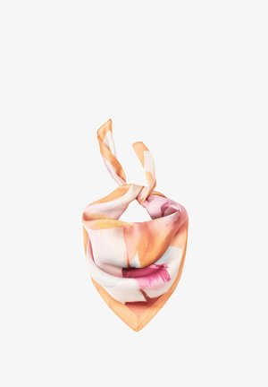 Foulard carré en soie avec des motifs abstraits orange, rose et blanc semblables à de l'aquarelle, plié et noué.