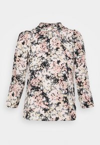 Blusa a maniche lunghe e collo alto in tessuto trasparente. Presenta un motivo floreale in rosa, bianco e nero, con delicate arricciature sulle spalle.