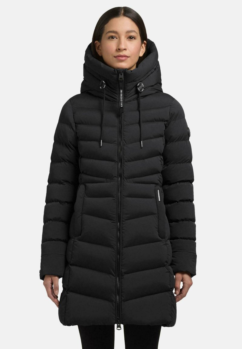 Cappotto imbottito nero con colletto alto, motivo a rombi diagonale, zip anteriore e cordini regolabili nel cappuccio. Due tasche laterali.