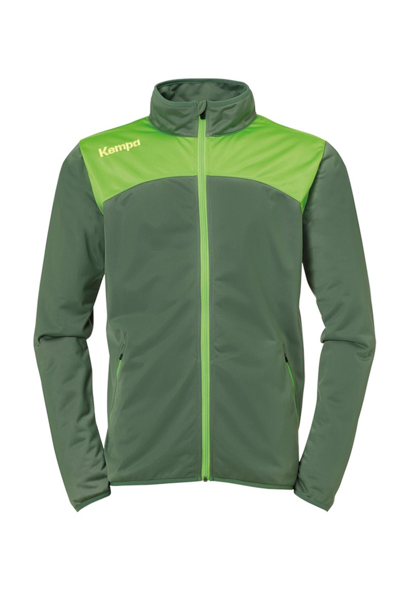 Groene jas met een contrasterend lichtgroen bovenstuk. Heeft een volledige ritssluiting, hoge kraag en een gladde stof met zijzakken.