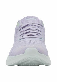 Vue de face d'une chaussure de sport tricotée lavande avec semelle et lacets blancs, montrant un bout texturé et une étiquette de marque sur la languette.