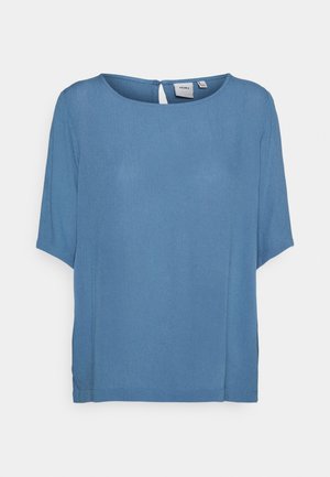 Blusa blu a maniche corte con scollo rotondo. Realizzata in un tessuto morbido, presenta una chiusura posteriore con bottoni e spacco laterale per un fit rilassato.