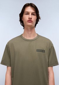 Napapijri BRETBY - Triko s potiskem - tea leaf ga