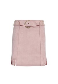 Röckchen aus pinkfarbenem Wildleder mit einem breiten Gürtel, der eine runde goldene Schnalle und Nietenakzente aufweist, sowie Fransenverzierungen am Saum.