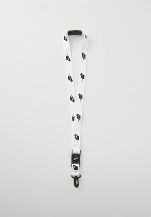Lanyard de tela blanca con logotipos de Nike en negro repetidos, con un clip de plástico negro y un gancho de metal para asegurar objetos.