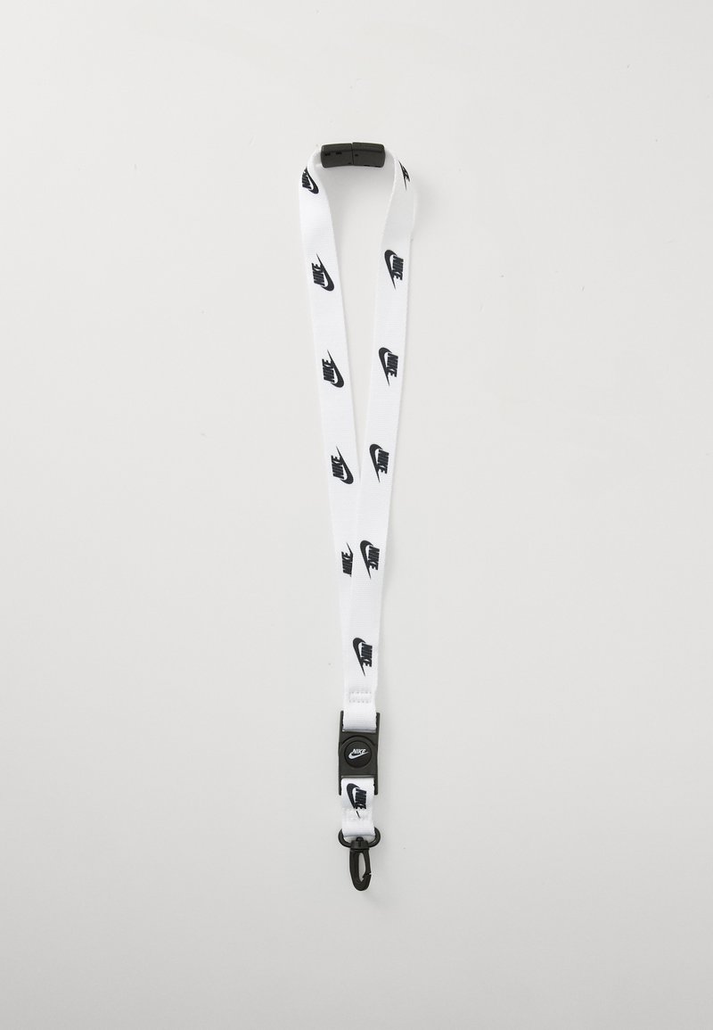 Lanyard bianco in tessuto con ripetuti loghi Nike neri, dotato di clip in plastica nera e gancio metallico per fissare oggetti.