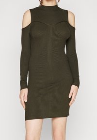 Geripptes Strickkleid in Olivgrün mit Cut-outs an den Schultern, Stehkragen und figurbetonter Silhouette mit vertikalen Nähten.