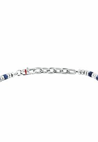 Bracciale in tonalità argento con sfere rotonde con accenti blu, sezioni di catena collegate e un gancio con un accento rosso.