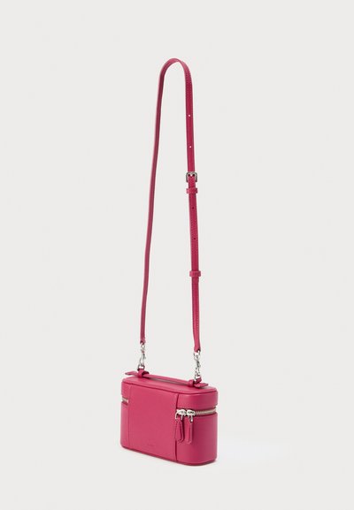 Μικρή ορθογώνια ροζ δερμάτινη τσάντα ώμου με μακρύ ρυθμιζόμενο λουρί, διαθέτει δύο θήκες με φερμουάρ και λείο υλικό.