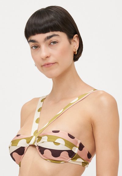 Top bikini con design imbottito, caratterizzato da un motivo di grandi pois nei colori rosa, oliva e crema, con spalline larghe e dettaglio annodato nella parte anteriore.