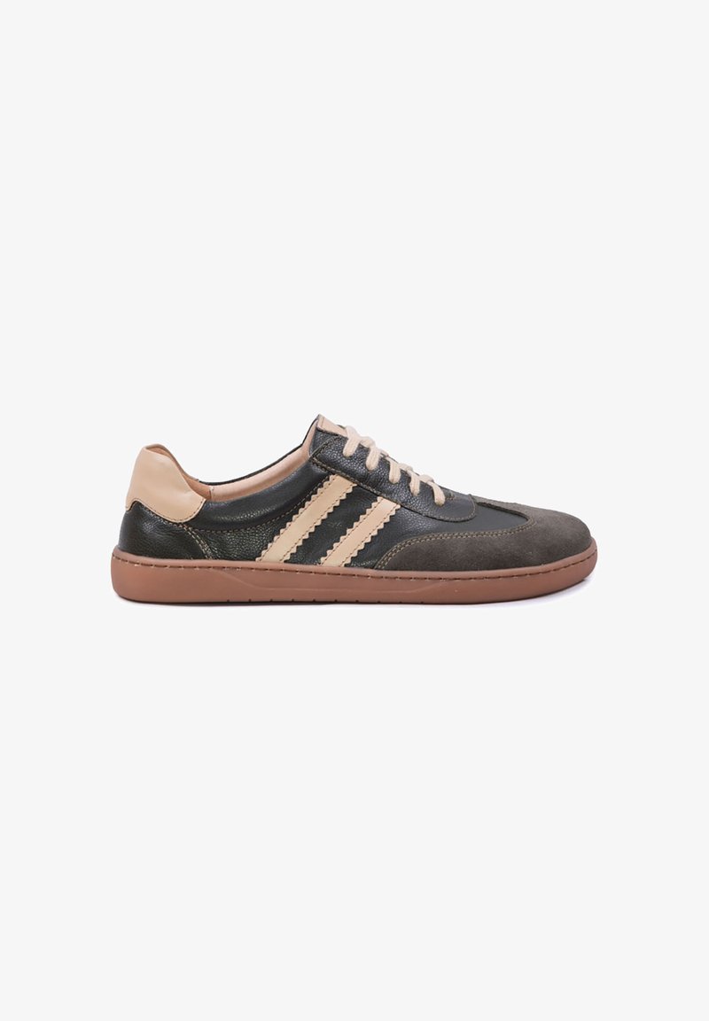 Baskets basses pour hommes en cuir noir, accents en daim beige, bandes beiges, lacets beiges et semelle en caoutchouc marron, vues de côté gauche.