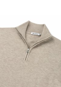 Beige zip-up trui met hoge kraag, geribbelde structuur en een zilveren rits. Label toont "NØLSON" in zwart op een witte achtergrond.