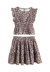 Dvoubarevný set s leopardím vzorem obsahující volánkové tričko s krátkými rukávy a elastickým pasem a sukni s volánky. Barvy jsou růžová s černými skvrnami.