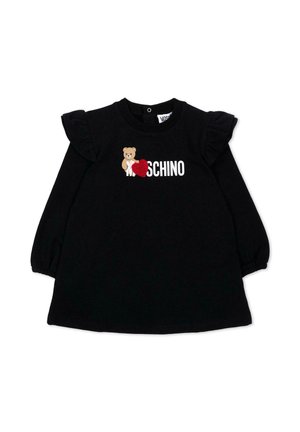 Vestido negro de manga larga para niño pequeño con detalles de volantes en los hombros, con un oso de peluche, corazón rojo y texto "MOSCHINO" en el delantero.