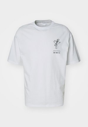 T-shirt bianco in cotone con maniche corte, caratterizzato da una grafica floreale davanti e dettagli testuali sotto l'illustrazione.