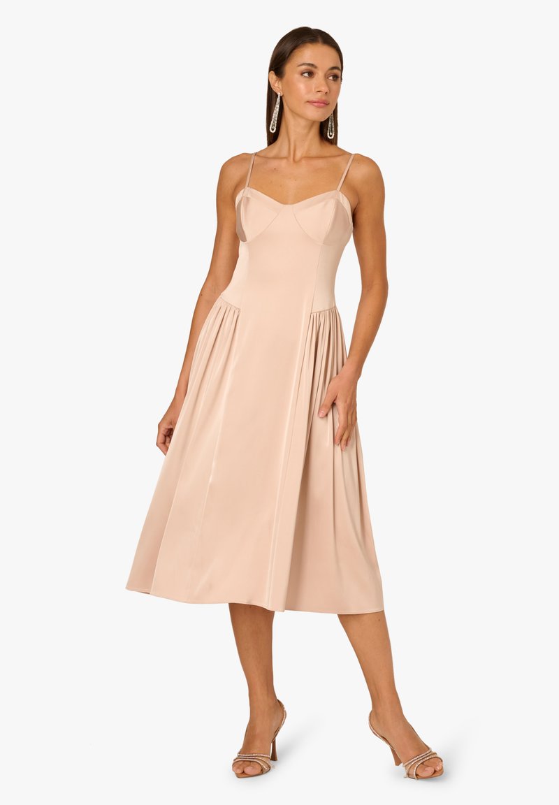Ärmelloses, blassrosa Satin-Kleid mit tailliertem Oberteil, geschwungenen Nähten und plissiertem Rock, der bis zur Mitte der Waden reicht. Verfügt über dünne, verstellbare Träger.