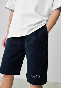 Námořnické bavlněné šortky s uvolněným střihem, s elastickým pasem a vyšitým textem "BAKER by Ted Baker" na dolním levém stehně.