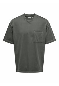 Mørkegrå bomulds T-shirt med rund hals, korte ærmer og en brystlomme. Har kontrasterende hvide syninger langs kanterne.