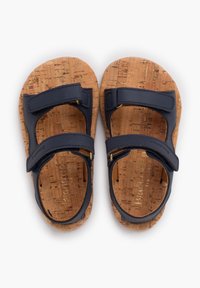 Sandali blu navy con suole in sughero, dotati di due cinghie regolabili in Velcro e accenti in metallo dorato. Parte superiore liscia in materiale sintetico con sottopiede strutturato.