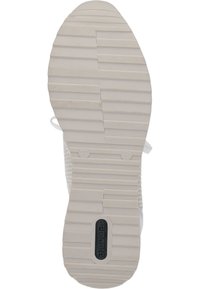 Podešev tenisky z lehce béžové gumy s texturovanými drážkami a hřebeny. Obsahuje černé logo značky a vyražené údaje o velikosti boty.