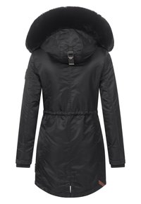 Schwarze Parka mit einer Kapuze aus Kunstfell, tailliert, langen Ärmeln und seitlichen Schlitzen. Besitzt ein silbernes Hardware-Detail an der Kapuze.