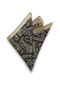 Textilní ubrousek s propracovaným vzorem paisley v námořnické modři, zelené a bílé na béžovém pozadí; vyrobený z měkké tkaniny, úhledně složený.