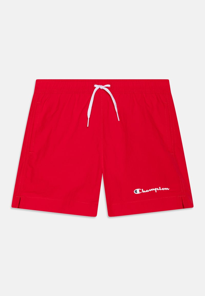 Shorts de bain rouges avec une taille élastique, cordon blanc, poches latérales et un logo Champion blanc en bas à gauche.