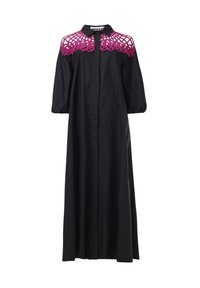 Robe noire avec une silhouette mi-genoux, ornée d'un superposé en dentelle fuchsia sur le col et des manches bouffantes. Tissu lisse et léger.