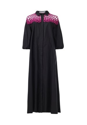 Vestido negro con una silueta a la altura de la rodilla, que presenta un encaje fucsia en el cuello y mangas globo. Tela suave y ligera.