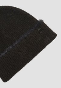 Zwarte gebreide muts met een gestructureerde oppervlak en een zachte, pluche band. Bevat een klein logo aan de zijkant.