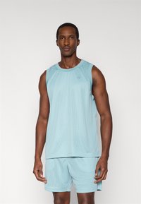Σετ ανοιχτό μπλε τοπ διχτυωτό χωρίς μανίκια και σορτς, με στρογγυλή λαιμόκοψη, σχεδιασμένο για άνεση και διαπνοή.