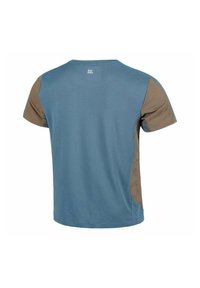 Camiseta de manga corta con un cuerpo azul y paneles laterales marrones, escote redondo y un acabado texturizado. Tejido ligero.