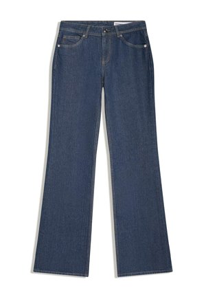 Kék farmer egyenes szárú nadrág elülső zsebekkel, övhurkokkal és gombos rögzítéssel, fehér háttéren fekve.