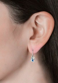 Orecchini a goccia in argento con gemma rettangolare trasparente, che presenta una chiara tonalità di blu e un design slanciato ed elegante.