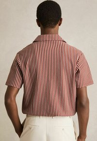 Reiss REGULAR FIT - TOWER TEXTURED-CUBAN-COLLAR - Vapaa-ajan kauluspaita - rust red white